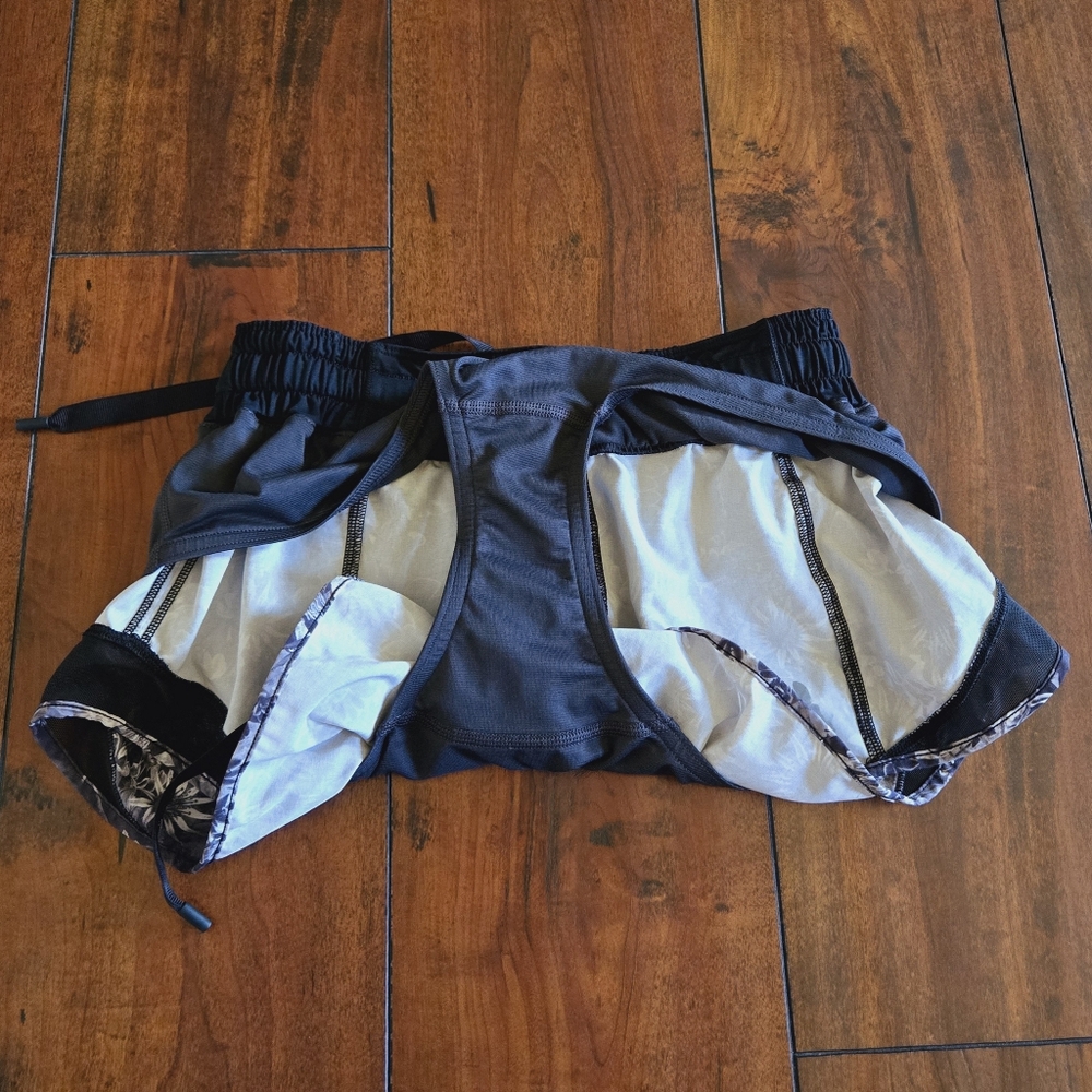 Lululemon Hotty Hot Shorts Flowabunga Black Angel Wing Low Rise Lined 2.5" Sz 6 - Picture 9 of 15
